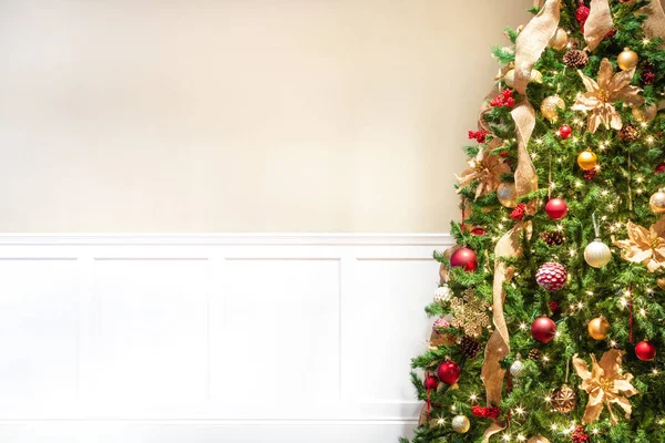 Árbol Navidad Decorado Con Bolas Rojas Doradas Habitación —  Fotos de Stock