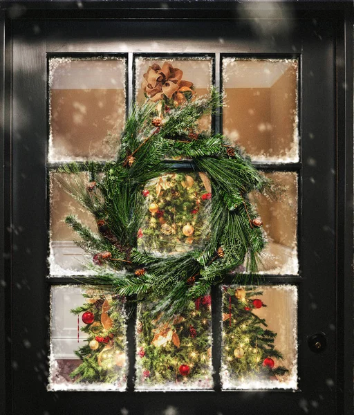 ビューの家に花輪と雪でドア窓からイルミネーションのクリスマス ツリーを探して — ストック写真