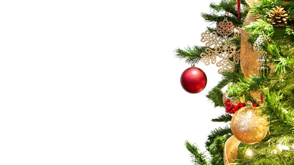 白で隔離赤い安物の宝石に焦点を当てるとクリスマス ツリーの装飾 — ストック写真