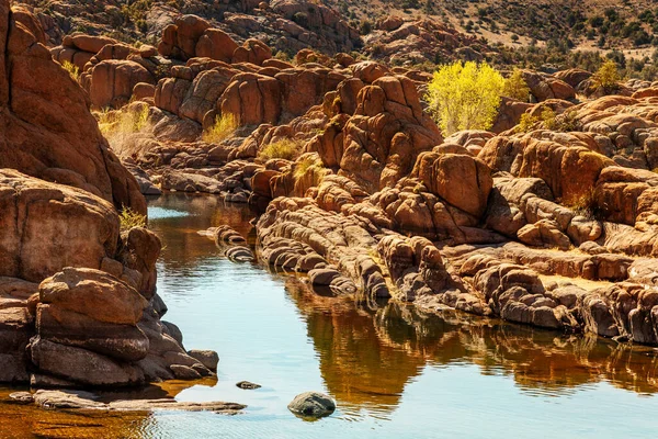 Skalnaté Pobřeží Krásného Watson Lake Prescottu Žlutými Listy Stromech Rostoucích — Stock fotografie