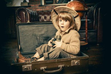 Şirin çocuk çocuk evde oynarken bir seyahat bavul. Çocukluk. Fantastik, hayal. 