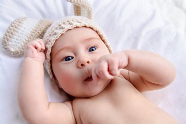 Tavşan kostüm battaniyeye yatarken şirin bebek. Aile kavramı. Paskalya tatili.