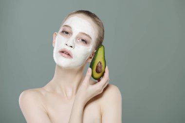Yüz maskesi ve avokado güzel kadın. Güzellik, doğal kozmetik kavramı. Spa, vücut bakımı.
