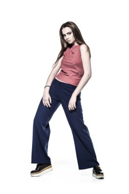 Şık takım elbise giymiş parlak uzun saçlı güzel bir genç kadın moda vurdu. Güzellik, moda. Beyaz bitti izole.