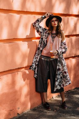 Güzel seksi moda kadın açık poz. Modern giyimleri. 