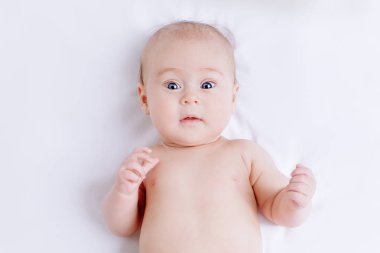 Tatlı bir üç aylık bebek portresi. Bebek Bakımı, sağlık.