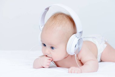 Kulaklık müzik dinlemek şirin üç aylık bebek.