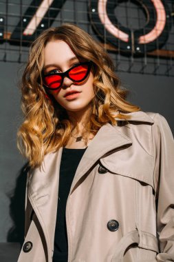 Güzel genç kadın kentsel arka plan yüzünden. Güzellik, şehir moda. 