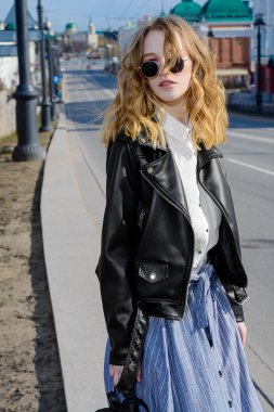 Bir şehir sokakta duran Modern Genç kadın. Güzellik, şehir moda.