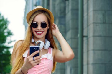 Selfie bir güneşli yaz gününde yapma güzel mutlu gülümseyen kız. Şehir sokak. Güzellik, moda.