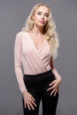 Moda vurdu. Profesyonel moda model stüdyoda poz. İş giysi koleksiyonu.