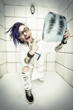 Bir psikiyatrik hastanede neşeli deli doktor portresi.