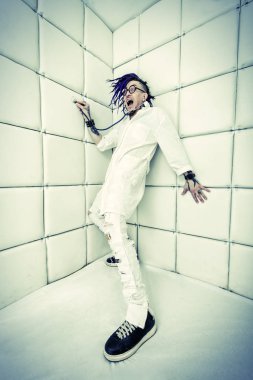 Bir psikiyatrik hastanede neşeli deli doktor portresi.