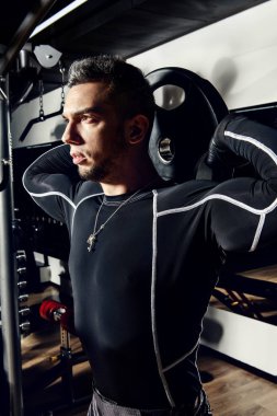 Kas acımasız adam bir spor salonunda barbell ile yapıyor. Sağlık ve spor kavramı.