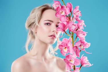 Yakın çekim portre çiçekler ile güzel bir romantik genç kadının. Kozmetik, sağlık. Güzellik, moda kavramı.
