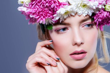 Yakın çekim çiçek çelenk şehvetli bahar kadın portresi. Güzellik, kozmetik. Kalıcı makyaj.