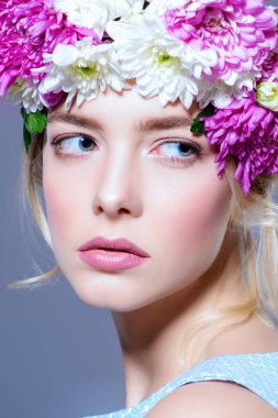 Yakın çekim çiçek çelenk şehvetli bahar kadın portresi. Güzellik, kozmetik. Kalıcı makyaj.