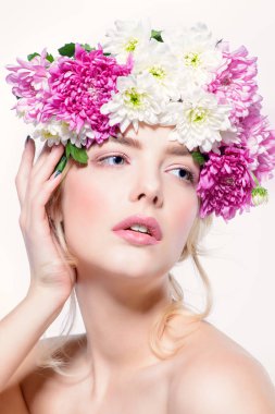 Yakın çekim çiçek çelenk şehvetli bahar kadın portresi. Güzellik, kozmetik. Kalıcı makyaj. Beyaz arka plan.