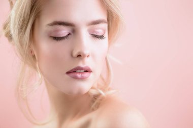 Doğal makyaj güzel bir sarışın kadınla portresi. Güzellik, Cilt Bakımı, kozmetik kavramı. Sağlık.