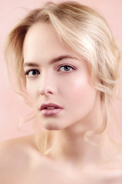 Doğal makyaj güzel bir sarışın kadınla portresi. Güzellik, Cilt Bakımı, kozmetik kavramı. Sağlık.