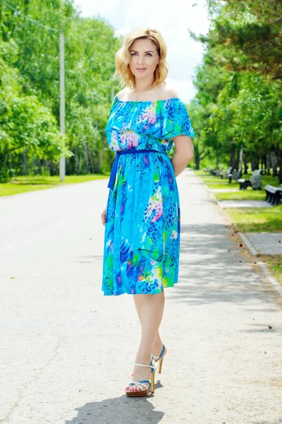 Bir yaz gününde mutlu orta yaşlı kadın. Yaz ve tasasız tatiller ruh hali. Güzellik, kozmetik.