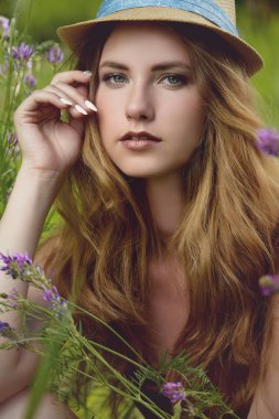 Bir yaz parkta güzel bir kız. Modern hippi, hippi tarzı. Güzellik, moda açık.