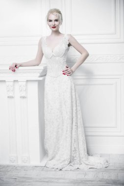 Tam uzunlukta portre akşam ya da beyaz gelinlik içinde güzel bir genç kadın. Lüks beyaz daireler.