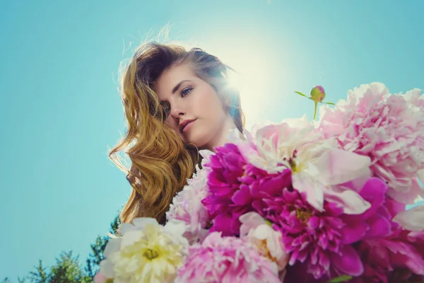 Güzel bir genç kadının portresi taze yaz çiçek açık bir buket. Güzellik, kozmetik. Yaz tatili. 