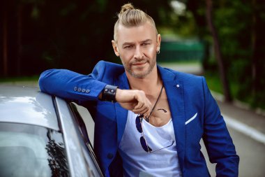 Arabasının yanında duran Modern olgun adam. İş tarzı. Araç konsepti. Lüks.