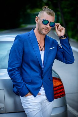 Arabasının yanında duran Modern olgun adam. İş tarzı. Araç konsepti. Lüks.