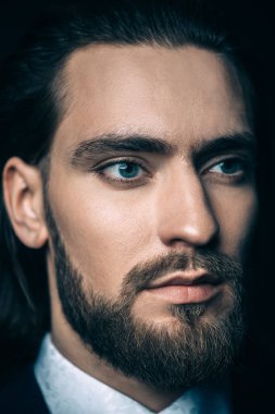 Yakın çekim portre şık giysiler içinde sakallı yakışıklı bir genç adam. Erkek güzellik, moda. Saç şekillendirme, berber. 