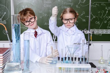 İki çocuk bilim adamları deneyler laboratuvarda yapma. Eğitim kavramı. Erken çocuk gelişimi.