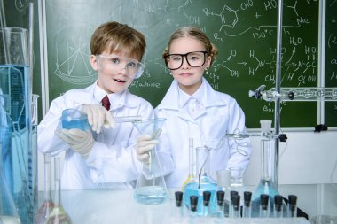 İki çocuk bilim adamları deneyler laboratuvarda yapma. Eğitim kavramı. Erken çocuk gelişimi.