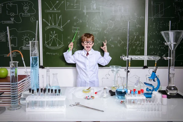 Komik Okul çocuk bilim adamı laboratuvarda. Eğitim kavramı.