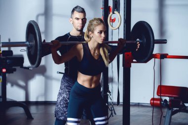 Kas gençlerle bir spor salonunda güzel atletik organları portresi. Fitness, vücut geliştirme. Sağlık.