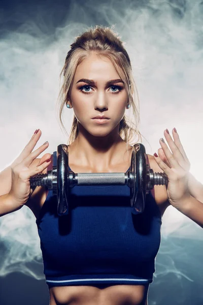 Güzel atletik vücut dumbbell egzersiz yaparken kas genç kadınla. Fitness, vücut geliştirme. Sağlık.