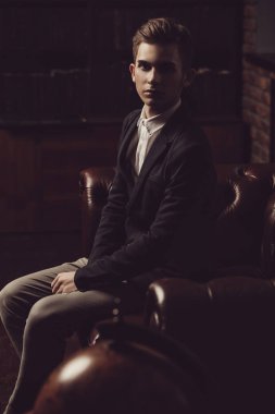 Şık giysileriyle kütüphanede poz akıllı öğrenci çocuk. Moda. Eğitim kavramı.