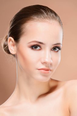 Yakın çekim portre sağlıklı parlak deri ile güzel bir kız. Güzellik, moda. Cilt Bakımı, sağlık. Spa kadınlar için.