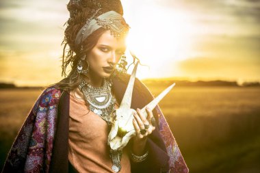 Muhteşem çingene falcı bir kafatası içinde güneşin ışınları ile. 