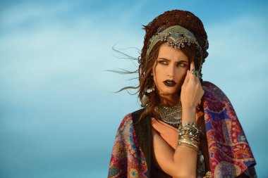 Güzel moda model doğa boho tarzı giysilerle poz. Açık moda.