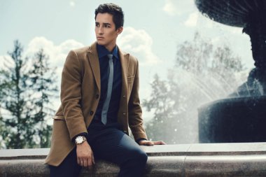 Şık giysileriyle bir şehir Park'ta yürüyordunuz mutlu genç adam. Açık moda. İş tarzı. 