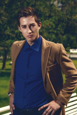 Bir yaz parkta şık giysiler içinde poz zarif genç adam. Açık moda. İş tarzı. 