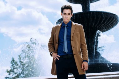 Şık giysileriyle bir şehir Park'ta yürüyordunuz mutlu genç adam. Açık moda. İş tarzı. 