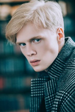 Yakın çekim odasında kareli ceket sarışın bir adam portresi. Moda vurdu. Erkek güzelliği, moda. 