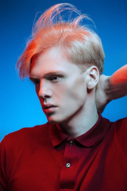 Yakın çekim portre sarışın saç stüdyoda ışık arka plan üzerinde poz ile yakışıklı bir genç adam. Erkek güzellik ve sağlık.