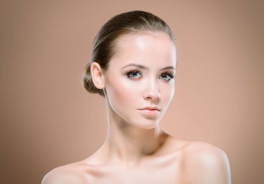 Yakın çekim portre sağlıklı parlak deri ile güzel bir kız. Güzellik, moda. Cilt Bakımı, sağlık. Spa kadınlar için.