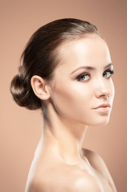 Yakın çekim portre sağlıklı parlak deri ile güzel bir kız. Güzellik, moda. Cilt Bakımı, sağlık. Spa kadınlar için.