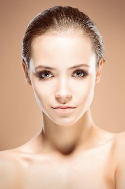 Yakın çekim portre sağlıklı parlak deri ile güzel bir kız. Güzellik, moda. Cilt Bakımı, sağlık. Spa kadınlar için.