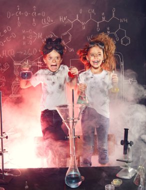 Komik okul çocukları laboratuvarda deneyler yapıyor. Patlama laboratuvarda. Bilim ve eğitim.