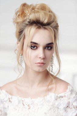 Yakın çekim güzel gelin kadın portresi. Düğün makyaj ve saç modeli. Mücevherat ve mucevherler.